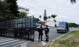 Des gendarmes montent la garde devant le tribunal de Nouméa, le 22 juin 2024