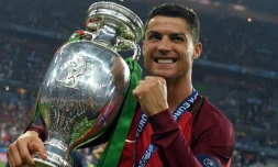 L'attaquant portugais Cristiano Ronaldo avec le trophée de l'Euro-2016, remporté face à la France au Stade de France le 11 juillet 2016