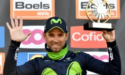 L'Espagnol Alejandro Valverde (Movistar) pose sur le podium après sa victoire à La Flêche Wallonne, le 19 avril 2017