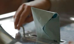 Un bulletin de vote dans l'urne le 13 décembre 2015 au 2e tour des régionales au Puy-en-Velay