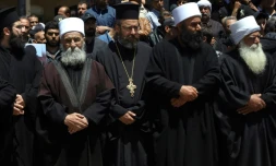 Des religieux chrétiens et musulmans assistent à Salkhad dans le sud de la Syrie, aux funérailles de membres de la communauté druze tués lors de combats confessionnels près de Damas, le 3 mai 2025  