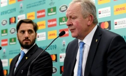 Agustin Pichot (à gauche) aux côté du patron de World Rugby Bill Beaumont (à droite) lors d'une conférence de presse après le tirage au sort de la Coupe du monde 2019 de rugby le 10 mai 2017 à Kyoto (Japon).