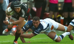 L'ailier de Toulouse Cheslin Kolbe (g) échappe au plaquage du Castrais Yannick Caballero en barrages du Top 14, le 19 mai 2018 à Toulouse  