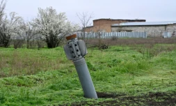 Un missile planté dans la terre d'un champ du village de Novogrygorivka, dans la région de Mykolaïv, le 10 avril 2023 en Ukraine