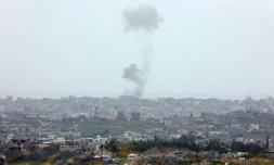 De la fumée au dessus du nord de la bande de Gaza lors d'une frappe israélienne, le 20 mars 2025