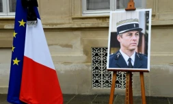 Un portrait du lieutenant-colonel Arnaud Beltrame le 28 mars 2018 dans la cour du ministère de l'Intérieur à Paris
