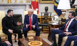 Le président américain Donald Trump (au centre) et le vice-président JD Vance (d.) rencontrent le président ukrainien Volodymyr Zelensky dans le Bureau ovale de la Maison Blanche, le 28 février 2025 à Washington