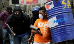 Manifestants antigouvernementaux armés de mortiers artisanaux lors d'affrontements avec la police anti-émeute etr de partsisans du gouvernement nicaraguyen dans la ville de Masaya le 19 juin 2018