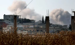Panaches de fumée aprÚs des bombardements du régime syrien sur le village de Hamameyat dans la province de Hama le 11 juillet 2019