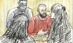 Croquis d'audience montrant Salah Abdeslam devant son avocate, le 23 mai 2022 à Paris durant le procès des attentats du 13-Novembre