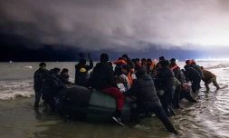 Des migrants tentent de traverser la Manche à bord d'un canot gonflable de passeurs à Sangatte, près de Calais, le 30 octobre 2024