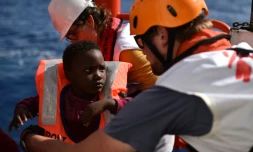 Un enfant migrant secouru à bord de l'Aquarius, navire affrété par SOS Méditerranée et Médecins sans frontières (MSF, le 24 mai 2016 en Méditerranée au large de la Libye  