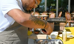 Le chef afro-américain Jerome Grant prépare un plat dans son restaurant "Jackie", à Washington, le 25 juin 2021