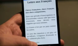 Photo prise le 13 janvier 2019 d'un téléphone portable sur lequel s'affiche la "lettre aux Français" du président Emmanuel Macron 