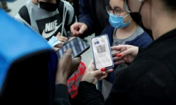 Un employé contrôle le pass sanitaire d'un voyageur à la gare de Lyon à Paris le 9 août 2021