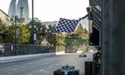 Le Finlandais Valtteri Bottas franchit la ligne d'arrivée en vainqueur lors GP Azerbaïdjan, le 28 avril 2019 à Bakou