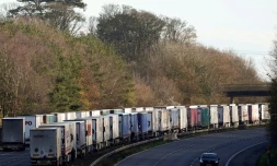 Des routiers immobilisés sur l'autoroute M20 conduisant au port de Douvres, le 25 décembre 2020 à Ashford