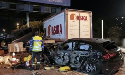 Une épave de voiture sur le lieu d'un accident provoqué par un camion à un péage sur l'autoroute A8 prÚs de Nice, le 29 octobre 2015