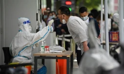 Test salivaire pour le coronavirus sur un site de dépistage à Pékin, le 13 juin 2022