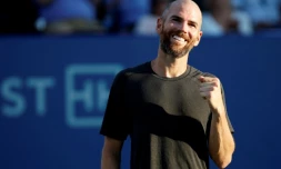 Le Français Adrian Mannarino serre le poing après sa victoire en finale face au Serbe Laslo Djere, le 27 août 2022 à Winston-Salem (Caroline du Nord)
