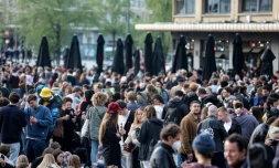 Une foule place Flagey, à Bruxlles, en Bélgique, où les autorités ont allégé les restrictions sanitaires contre le Covid-19, le 8 mai 2021