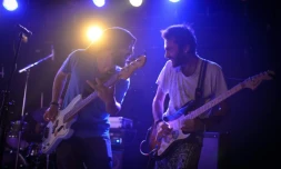 Des membres du groupe de rock syrien Khebez Dawle sur scène à Zagreb, le 23 septembre 2015