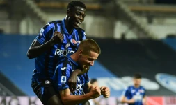 Le milieu croate de l'Atalanta Mario Pasalic (d) félicité par son coéquipier gambien Ebrima Colley aprÚs un but marqué contre Brescia, le 14 juillet 2020 à Bergame