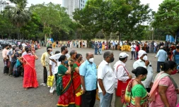 Des personnes font la queue pour se faire vacciner contre le Covid-19 Ă Bombay, le 22 avril 2021 en Inde