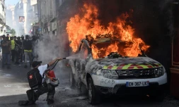 Une voiture de la police municipale incendiée lors de la manifestation des "gilets jaunes" à Montpellier le 7 septembre 2019