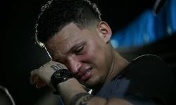 Mervin Yamarte, un migrant vénézuélien rapatrié d'une prison au Salvador, pleure lors d'une prière dans le quartier de Los Pescadores à Maracaibo, au Venezuela, le 23 juillet 2025