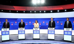 Les candidats à la primaire sociale-démocrate, photographiés le 1er octobre 2026, avant un débat télévisé, à Paris : (à partir de la gauche) Olivier Faure, Emmanuel Maurel, Ségolène Royal, Raphaël Glucksmann et Jérôme Guedj