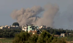 Une photo prise du cÎté israélien de la frontiÚre avec la bande de Gaza montre de la fumée s'élevant du territoire palestinien lors d'un bombardement israélien le 7 janvier 2024