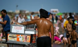 Un vendeur propose des glaces et des beignets sur la plage de Portiragnes-Plage, dans le sud de la France, le 6 septembre 2026