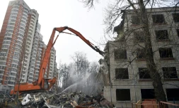 Une pelleteuse détruit un immeuble de cinq étages, le 21 avril 2017 à Moscou