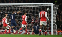 L'attaquant du PSG Edinson Cavani ouvre le score face à Arsenal en Ligue des champions à Londres, le 23 novembre 2016
