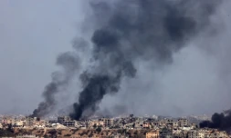 Des fumées aprÚs des explosions dans la bande de Gaza, le 21 mai 2024