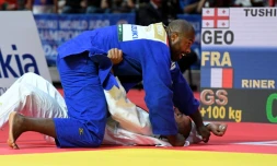 Le Français Teddy Riner (bleu) face au Géorgien Guram Tushishvili en demi-finales des Mondiaux de judo (+100 kg), le 2 septembre 2017 à Budapest