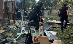 Photo non datée publiée sur la chaîne Telegram officielle du ministère de l'Intérieur ukrainien, le 29 juin 2024, montrant des pompiers sur le site d'une frappe russe à Vilniansk, dans la région de Zaporijjia