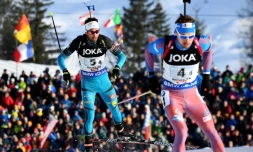 Le biathlète français Martin Fourcade (g) à la lutte avec le Russe Anton Shipulin (d) lors des Mondiaux à Hochfilzen, le 9 février 2017 