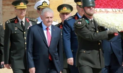 Le Premier ministre turc Binali Yildirim (c) et des membres de la haute hiérarchie militaire, lors d'une visite au mémorial Mustafa Kemal Ataturk à Ankara, le 28 juillet 2016