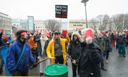 Manifestation devant le Parlement le 8 avril 2016 à Reykjavik