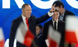 Le candidat nationaliste à la présidentielle polonaise Karol Nawrocki salue ses partisans, le 1er juin 2025 à Varsovie