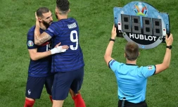 L'attaquant des Bleus Karim Benzema cède sa place à Olivier Giroud contre la Suisse à l'EURO, le 28 juin 2021 