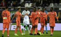 L'attaquant de Lyon Bertrand Traoré est félicité par ses coéquipiers après un but contre Amiens en Coupe de la Ligue, le 19 décembre 2018 à La Licorne