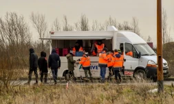 Calais: débuts balbutiants de la distribution des repas par l'État aux migrants