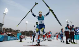La Suédoise Charlotte Kalla exulte aprÚs avoir remporté la 1re médaille d'or des JO, en skiathlon (ski de fond 7,5 km classique), le 10 décembre 2018 à Pyeongchang
