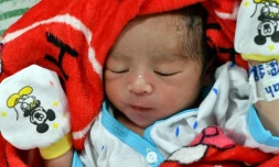 Un nouveau-né le 6 octobre 2018 sur un navire-hôpital dans le port de Palu, à Pantoloan, après le séisme doublé d'un tsunami qui a frappé la ville