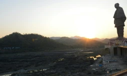 La "Statue de l'Unité", photographiée le 30 octobre 2018 dans le Gujarat (ouest de l'Inde), est la plus haute du monde et représente Sardar Vallabhbhai Patel, figure de l'indépendance indienne érigée en modÚle par les nationalistes hindous