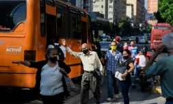 A un arrĂȘt d'autobus Ă Caracas, le 28 janvier 2021