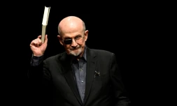 L'écrivain britannique Salman Rushdie sur scène avant une conférence, à Berlin, en Allemagne, le 16 mai 2024